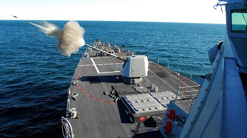 Стрельба из артустановки Mk.45, ВМС США